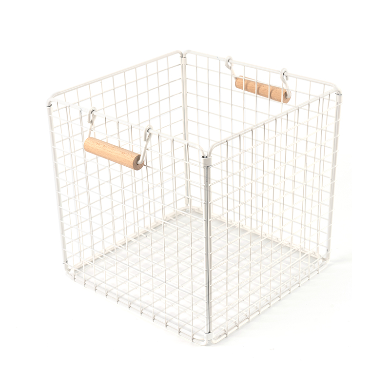Aufbewahrungskörbe aus Draht mit Holzgriffen für die Speisekammer