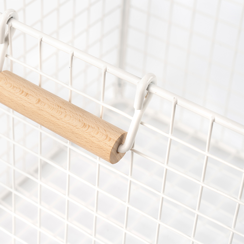 Aufbewahrungskörbe aus Draht mit Holzgriffen für die Speisekammer