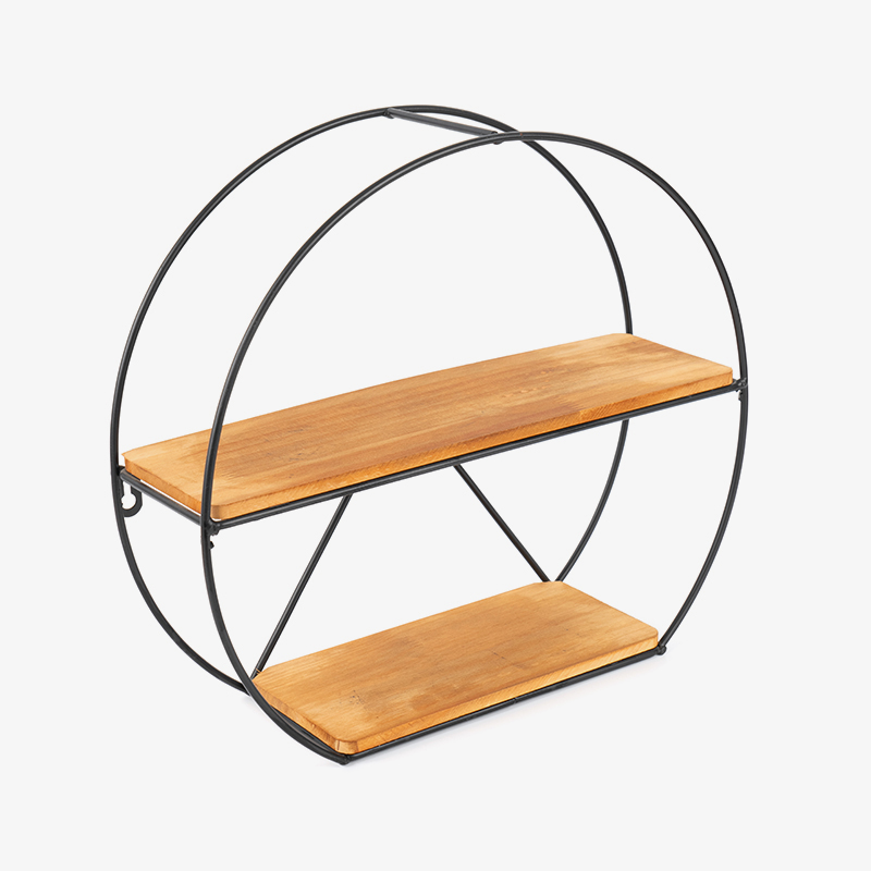 Goldenes Wandregal und hängender Aufbewahrungskorb für die Küche