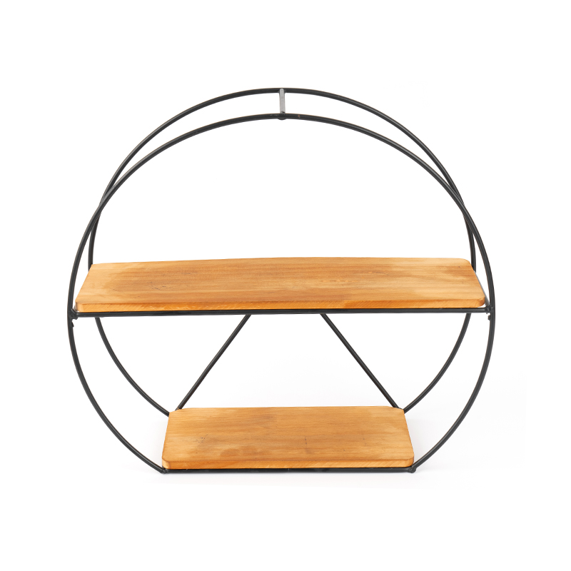 Goldenes Wandregal und hängender Aufbewahrungskorb für die Küche