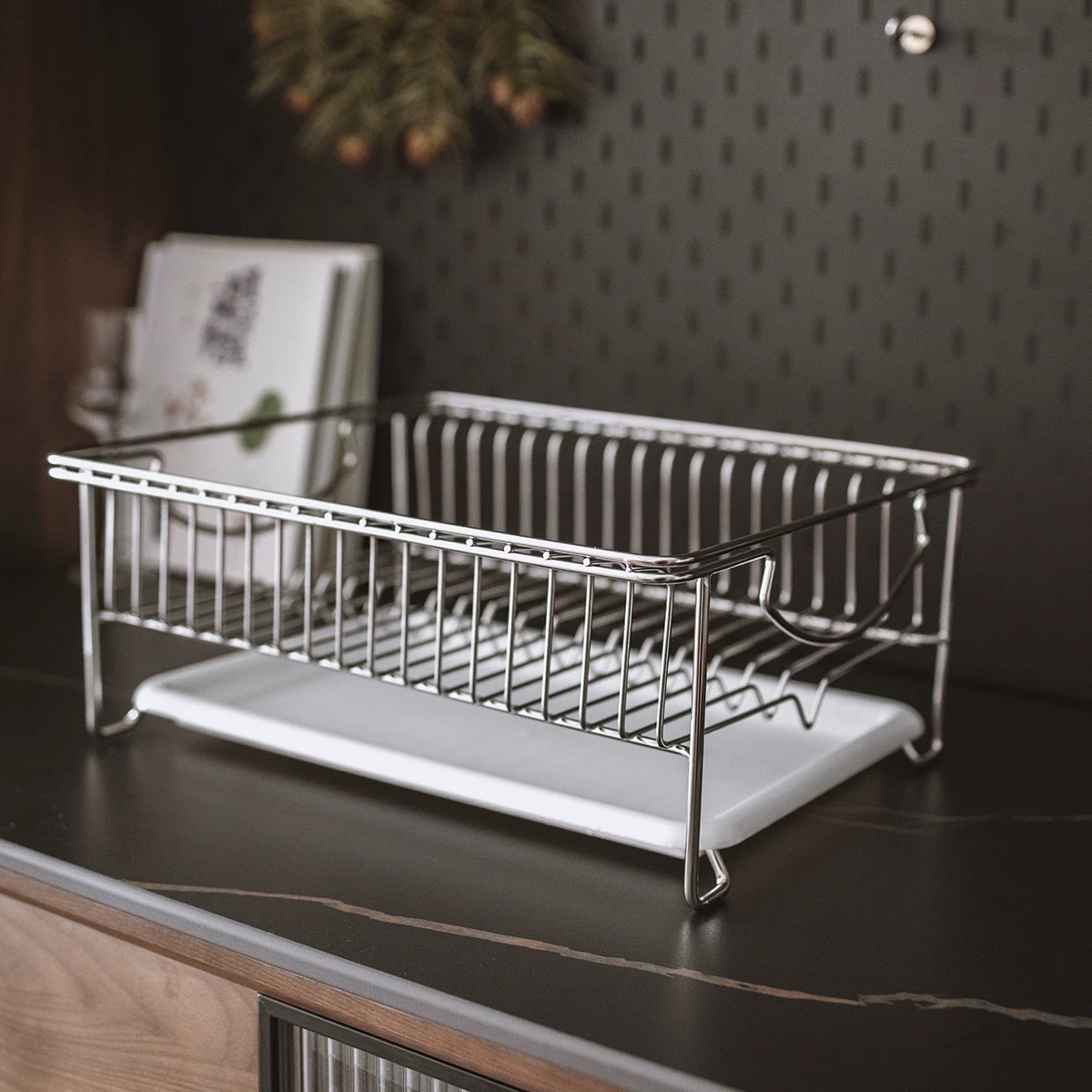 Wie schneidet ein Metallregal im Vergleich zu einem Holzregal ab?